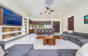 LUXURY PROPERTY WITH SIX BEDROOMS, NEAR TO THE TOWN – 1.23 ACRES