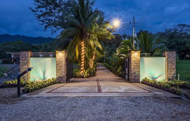 LUXURY PROPERTY WITH SIX BEDROOMS, NEAR TO THE TOWN – 1.23 ACRES