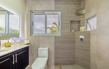 LUXURY PROPERTY WITH SIX BEDROOMS, NEAR TO THE TOWN – 1.23 ACRES