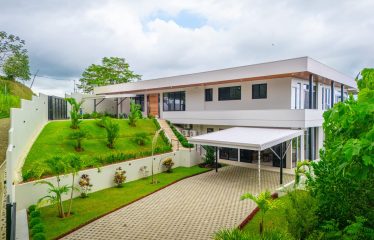 LUXURY PROPERTY WITH FOUR BEDROOMS AND OCEAN VIEWS, IN UVITA JARDINES DEL MORETE – 0.70 ACRES