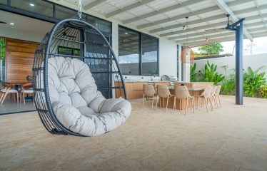 LUXURY PROPERTY WITH FOUR BEDROOMS AND OCEAN VIEWS, IN UVITA JARDINES DEL MORETE – 0.70 ACRES