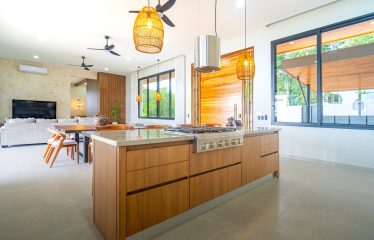 LUXURY PROPERTY WITH FOUR BEDROOMS AND OCEAN VIEWS, IN UVITA JARDINES DEL MORETE – 0.70 ACRES
