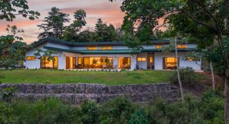 LUXURY PROPERTY WITH FIVE BEDROOMS AND GUEST HOUSE, IN PLATANILLO – 1.62 ACRES
