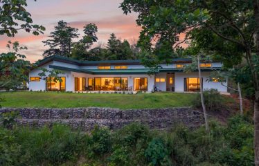 LUXURY PROPERTY WITH FIVE BEDROOMS AND GUEST HOUSE, IN PLATANILLO – 1.62 ACRES