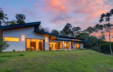 LUXURY PROPERTY WITH FIVE BEDROOMS AND GUEST HOUSE, IN PLATANILLO – 1.62 ACRES