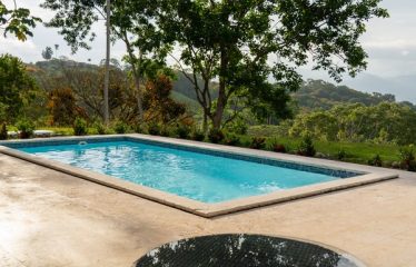 LUXURY PROPERTY WITH FIVE BEDROOMS AND GUEST HOUSE, IN PLATANILLO – 1.62 ACRES
