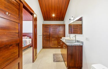 LUXURY PROPERTY WITH FIVE BEDROOMS AND GUEST HOUSE, IN PLATANILLO – 1.62 ACRES