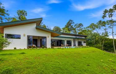LUXURY PROPERTY WITH FIVE BEDROOMS AND GUEST HOUSE, IN PLATANILLO – 1.62 ACRES
