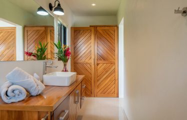 PROPERTY WITH A TWO BEDROOMS AND OCEAN VIEWS AND GUEST HOUSE, IN PLAYA HERMOSA – 6.45 ACRES