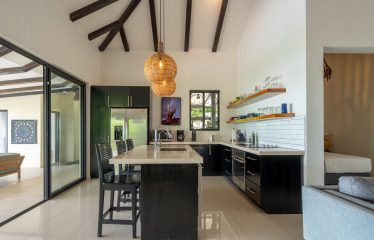 PROPERTY WITH A TWO BEDROOMS AND OCEAN VIEWS AND GUEST HOUSE, IN PLAYA HERMOSA – 6.45 ACRES