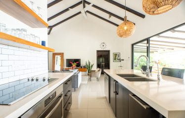 PROPERTY WITH A TWO BEDROOMS AND OCEAN VIEWS AND GUEST HOUSE, IN PLAYA HERMOSA – 6.45 ACRES