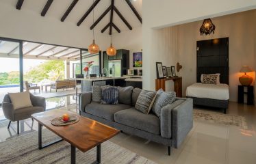 PROPERTY WITH A TWO BEDROOMS AND OCEAN VIEWS AND GUEST HOUSE, IN PLAYA HERMOSA – 6.45 ACRES