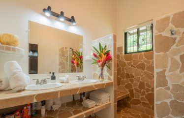 PROPERTY WITH A TWO BEDROOMS AND OCEAN VIEWS AND GUEST HOUSE, IN PLAYA HERMOSA – 6.45 ACRES