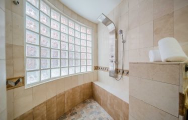 CONDOMINIUM  UNID TWO WITH THREE BEDROOMS AND OCEAN VIEWS, IN MANUEL ANTONIO – 0.06 ACRES