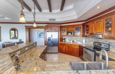 CONDOMINIUM  UNID TWO WITH THREE BEDROOMS AND OCEAN VIEWS, IN MANUEL ANTONIO – 0.06 ACRES