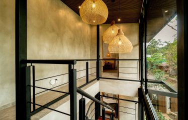 PROPERTY WITH EIGHT BEDROOMS AND POOL, NEAR TO THE BEACH, IN MANUEL ANTONIO – 0.42 ACRES
