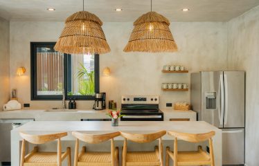 PROPERTY WITH EIGHT BEDROOMS AND POOL, NEAR TO THE BEACH, IN MANUEL ANTONIO – 0.42 ACRES