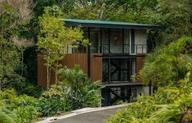 PROPERTY WITH EIGHT BEDROOMS AND POOL, NEAR TO THE BEACH, IN MANUEL ANTONIO – 0.42 ACRES