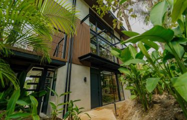 PROPERTY WITH EIGHT BEDROOMS AND POOL, NEAR TO THE BEACH, IN MANUEL ANTONIO – 0.42 ACRES
