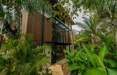 PROPERTY WITH EIGHT BEDROOMS AND POOL, NEAR TO THE BEACH, IN MANUEL ANTONIO – 0.42 ACRES