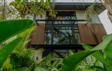 PROPERTY WITH EIGHT BEDROOMS AND POOL, NEAR TO THE BEACH, IN MANUEL ANTONIO – 0.42 ACRES