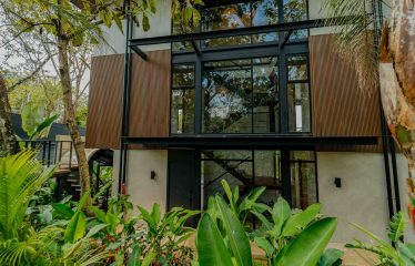PROPERTY WITH EIGHT BEDROOMS AND POOL, NEAR TO THE BEACH, IN MANUEL ANTONIO – 0.42 ACRES