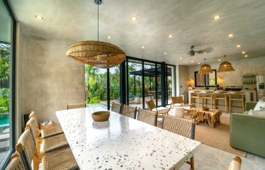 PROPERTY WITH EIGHT BEDROOMS AND POOL, NEAR TO THE BEACH, IN MANUEL ANTONIO – 0.42 ACRES