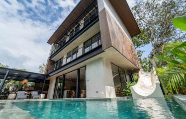 PROPERTY WITH EIGHT BEDROOMS AND POOL, NEAR TO THE BEACH, IN MANUEL ANTONIO – 0.42 ACRES