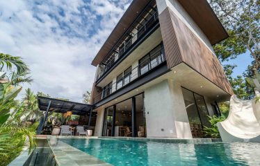 PROPERTY WITH EIGHT BEDROOMS AND POOL, NEAR TO THE BEACH, IN MANUEL ANTONIO – 0.42 ACRES