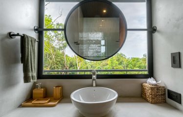 PROPERTY WITH EIGHT BEDROOMS AND POOL, NEAR TO THE BEACH, IN MANUEL ANTONIO – 0.42 ACRES