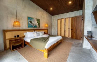 PROPERTY WITH EIGHT BEDROOMS AND POOL, NEAR TO THE BEACH, IN MANUEL ANTONIO – 0.42 ACRES