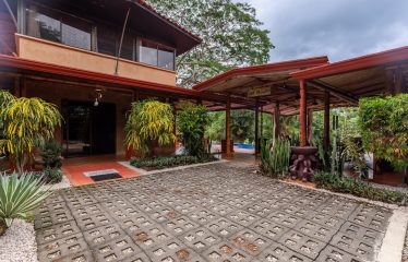 PROPERTY WITH FOUR BEDROOMS AND PARTIAL OCEAN VIEWS, IN JARDINES DEL MORETE UVITA – 2.2 ACRES