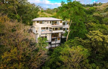 LUXURY PROPERTY WITH EIGHT BEDROOMS NEAR TO THE QUEPOS CENTER – 0.45 ACRES