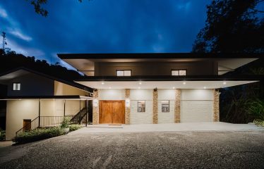 LUXURY PROPERTY WITH EIGHT BEDROOMS NEAR TO THE QUEPOS CENTER – 0.45 ACRES