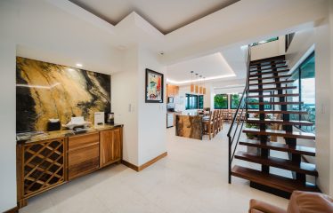 LUXURY PROPERTY WITH EIGHT BEDROOMS NEAR TO THE QUEPOS CENTER – 0.45 ACRES
