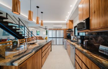 LUXURY PROPERTY WITH EIGHT BEDROOMS NEAR TO THE QUEPOS CENTER – 0.45 ACRES