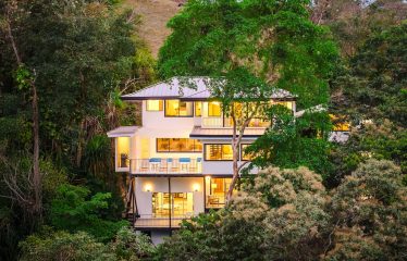LUXURY PROPERTY WITH EIGHT BEDROOMS NEAR TO THE QUEPOS CENTER – 0.45 ACRES
