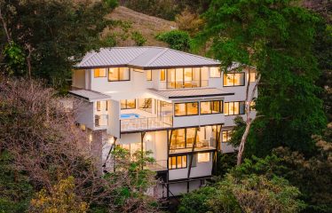 LUXURY PROPERTY WITH EIGHT BEDROOMS NEAR TO THE QUEPOS CENTER – 0.45 ACRES