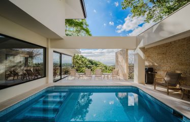 LUXURY PROPERTY WITH EIGHT BEDROOMS NEAR TO THE QUEPOS CENTER – 0.45 ACRES