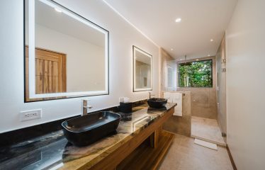 LUXURY PROPERTY WITH EIGHT BEDROOMS NEAR TO THE QUEPOS CENTER – 0.45 ACRES