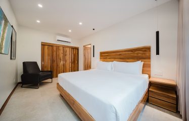LUXURY PROPERTY WITH EIGHT BEDROOMS NEAR TO THE QUEPOS CENTER – 0.45 ACRES