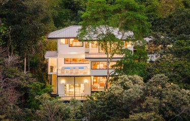 LUXURY PROPERTY WITH EIGHT BEDROOMS NEAR TO THE QUEPOS CENTER – 0.45 ACRES