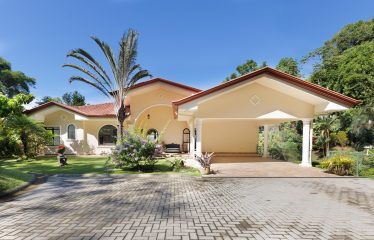 CASA ORQUIDEA – LUXURY HOME WITH OCEAN VIEWS IN GATED COMMUNITY