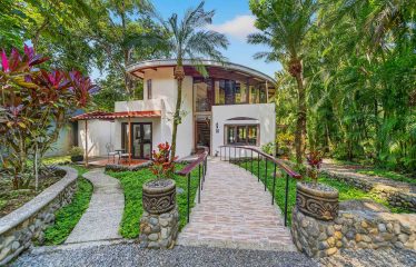 EXCLUSIVE OCEANFRONT SANCTUARY WITH TWO HOUSES, IN MANUEL ANTONIO – 0.29 ACRES