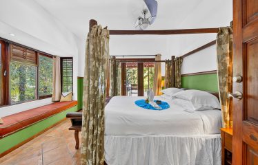 EXCLUSIVE OCEANFRONT SANCTUARY WITH TWO HOUSES, IN MANUEL ANTONIO – 0.29 ACRES