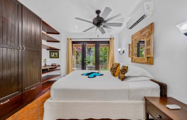 EXCLUSIVE OCEANFRONT SANCTUARY WITH TWO HOUSES, IN MANUEL ANTONIO – 0.29 ACRES