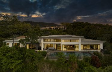 LUXURY RESIDENCE WITH INFINITY POOL AND OCEAN VIEW, IN DOMINICALITO