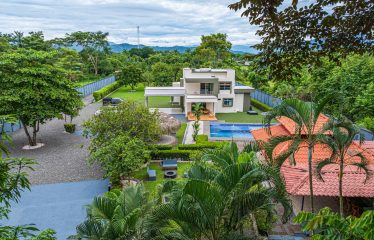 A TROPICAL RESIDENCE DESIGNED FOR LIVING AND ENJOYING, NEAR TO PARRITA – 1.12 ACRES