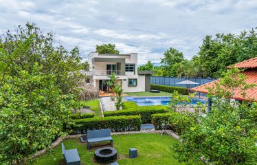 A TROPICAL RESIDENCE DESIGNED FOR LIVING AND ENJOYING, NEAR TO PARRITA – 1.12 ACRES