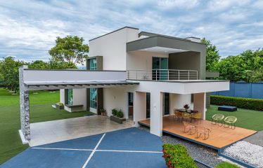 A TROPICAL RESIDENCE DESIGNED FOR LIVING AND ENJOYING, NEAR TO PARRITA – 1.12 ACRES